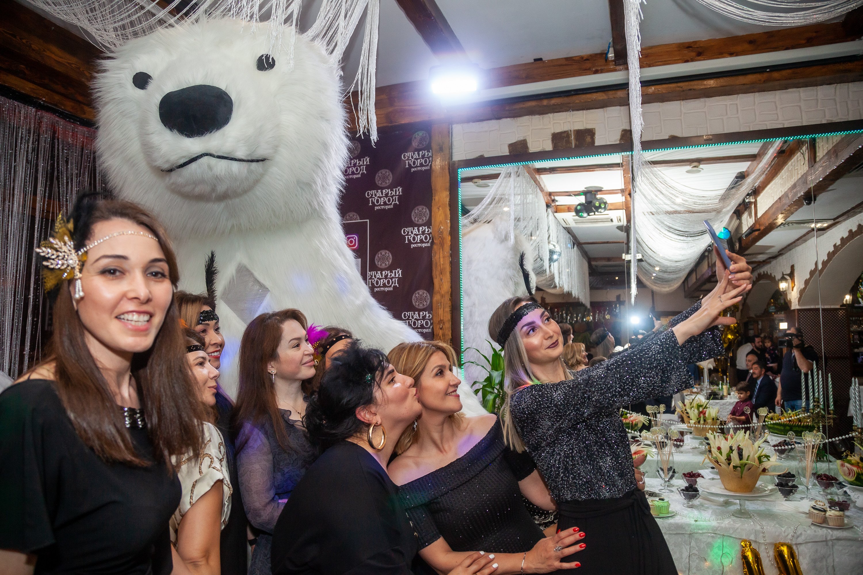 Фото Белый медведь на вечеринке